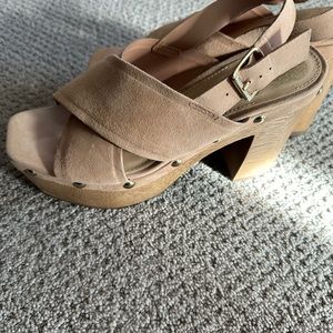 Super cute platform shoes dress up or down with jeans 😊